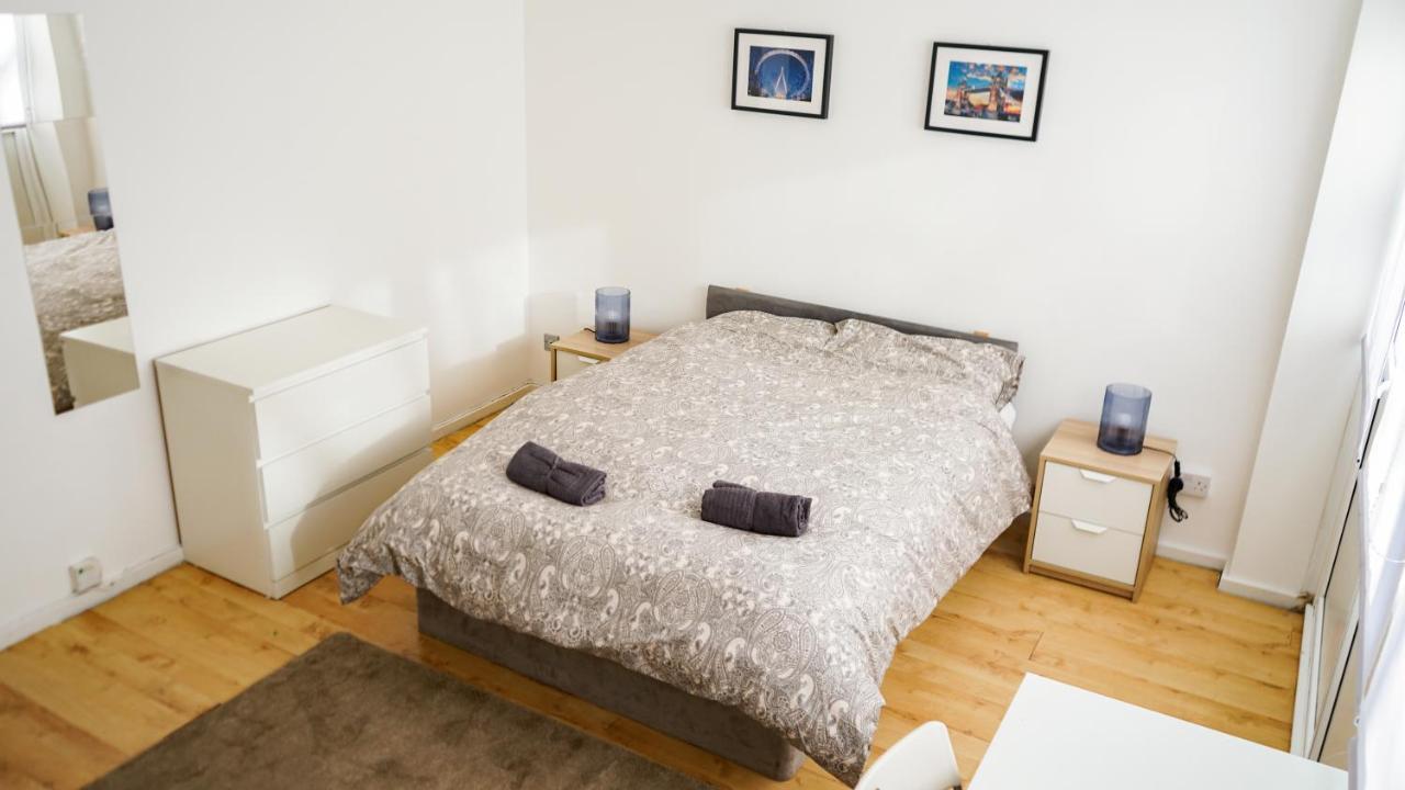 Large Modern 3 Bedrooms House With Patio/Terrace London Kültér fotó
